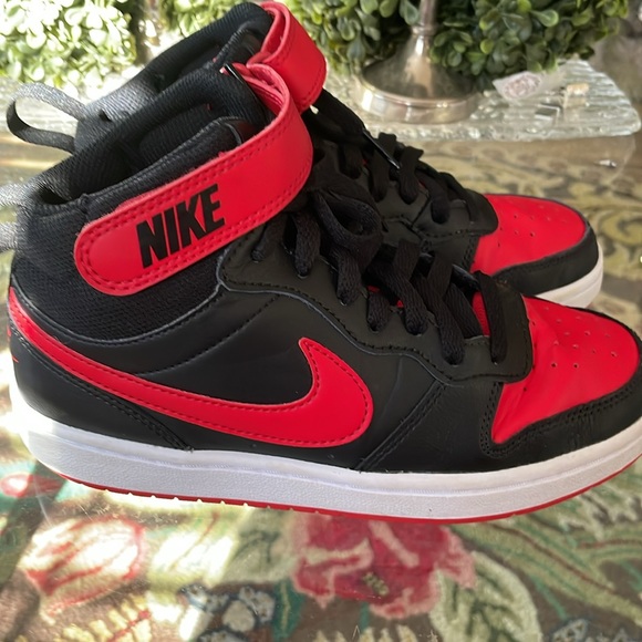 Nike Air Jordan Court Borough Mid 2 Basketball Shoes- Kids size 4 - Picture 2 of 8